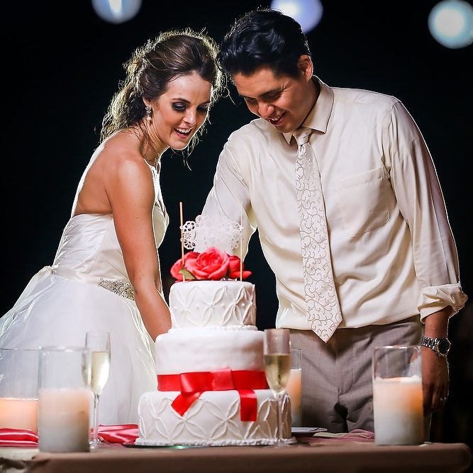 Polo_and_Jessica's_Destination_wedding_in_Mexico_cutting_the_cake